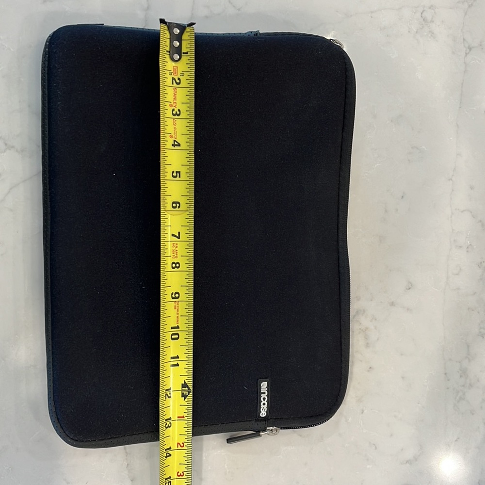 Incase laptop case - Picture 3 of 4